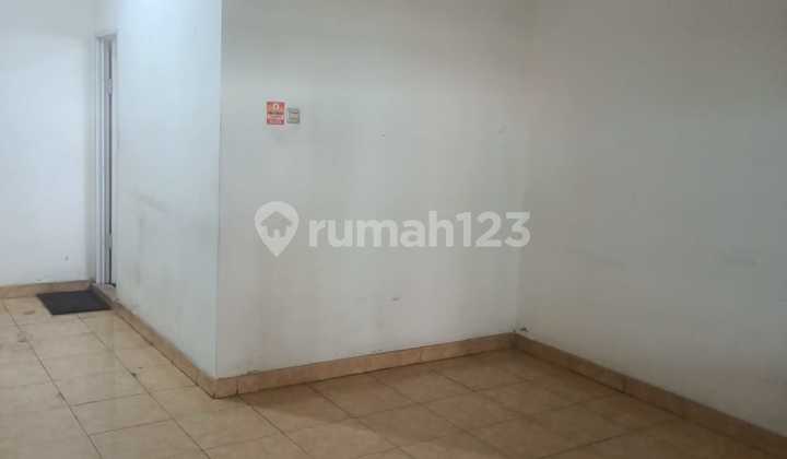 For Rent Ex Showroom Car by the Side of Sultan Agung Street, Bekasi