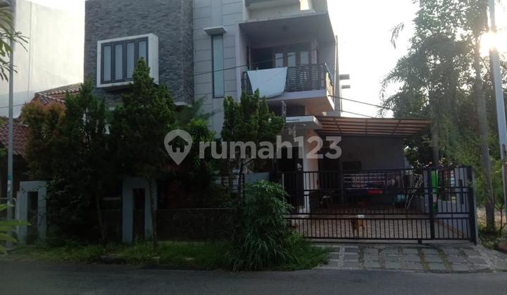Dijual Rumah Hoek Tingkat di Metland 1