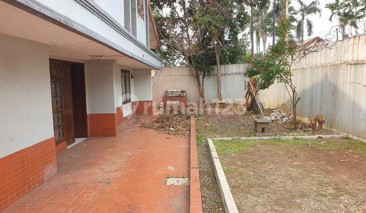 Old multi-story house for residence or office in Kemang, South Jakarta. Old multi-story house for residence or office in Kemang, South Jakarta.