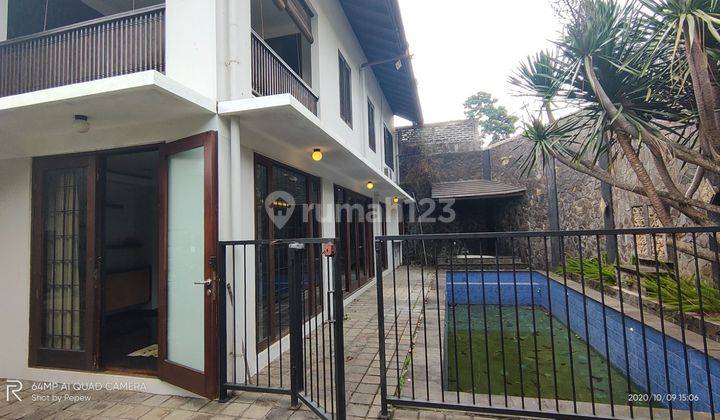 Rumah Area Hegarmanah Dengan Kolam Renang Dan Gazebo 1