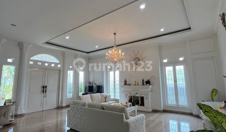 Rumah Gaya Klasik Modern Full Furnished di Setraduta