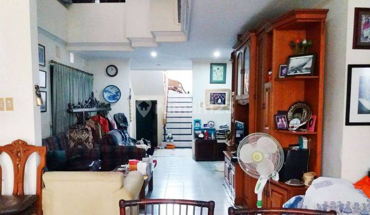 ruang keluarga rumah komplek puri cinere siap