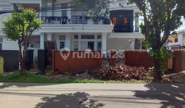 Brand New House in Cinere with 6-Car Hoek Carport, Excellent Condition