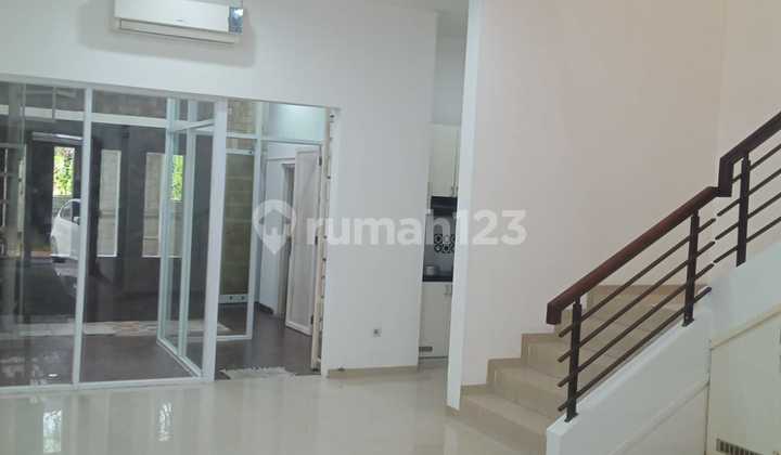 Rumah Modern Minimalis 2 Lantai di Setra Duta