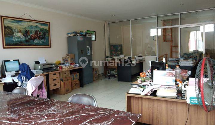 Ruko Bersih Terawat Untuk Kantor Usaha Lokasi di Surapati 3