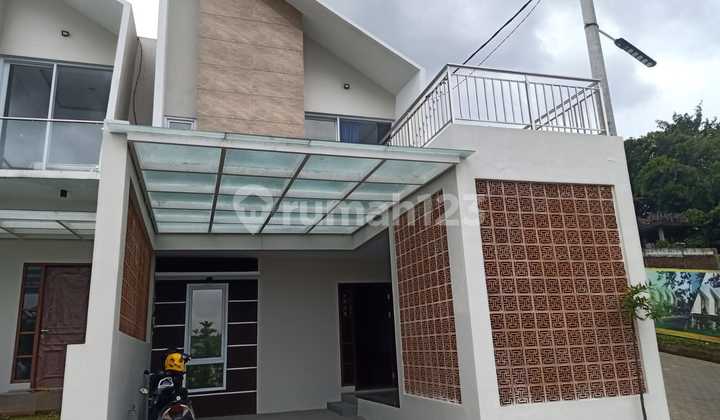 Rumah Cantik 2 Lantai di Padasuka Komplek Chantika Residence 9