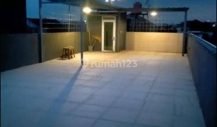 Rumah Cantik 3 Lantai Lokasi di Rajawali 7