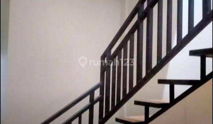 Rumah Cantik 3 Lantai Lokasi di Rajawali 9