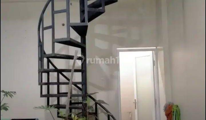 Rumah Cantik 3 Lantai Lokasi di Rajawali 8
