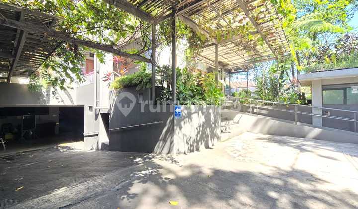 Modern house in Dago wing, sturdy building. 2