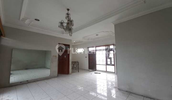 rumah modern lagi renovasi di taman kopo indah 2
