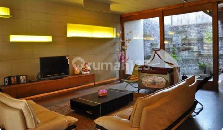 rumah cantik dan keren lokasi strategis di sayap pajajaran