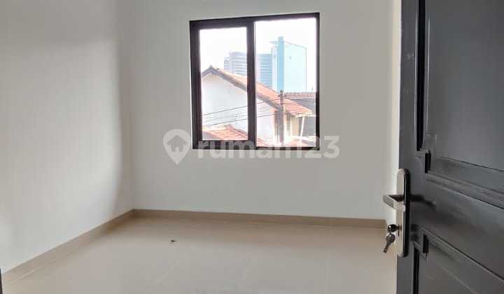 rumah bangunan baru di daerah turangga 2 lantai