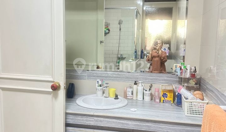 Rumah Nyaman Modern Ada Kolam Renang di Turangga 2