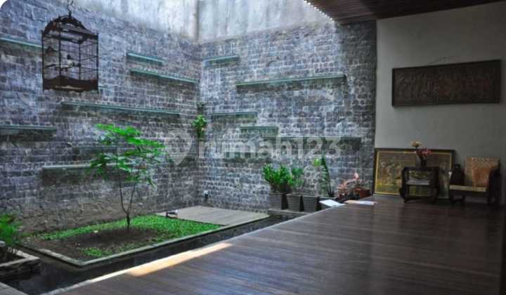 Beautiful and cool house in a strategic location in Sayap Pajajaran. 2