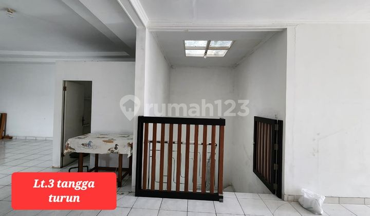 strategically located shophouse in the Cihampelas area 2