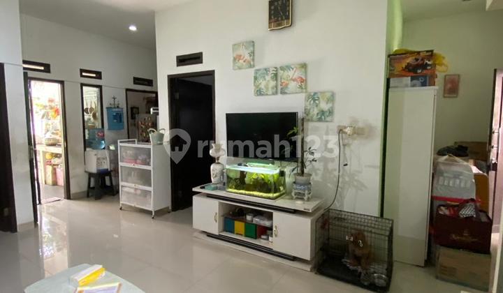 Minimalist House in Anthorium Complex, Cisaranten Kulon