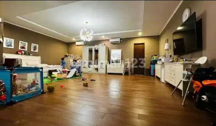 rumah nyaman bangunan strategis 3 lantai di setra sari 2