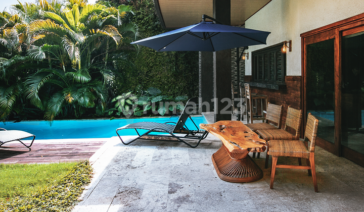 This beautiful two-story villa is only 500 meters from the white sandy beach of Jimbaran Bay. ️It features an elegant design, comfort, complete with a private swimming pool, a lush green garden, and a spacious living room - perfect for enjoying the relaxed Balinese lifestyle. This beautiful two-story villa is only 500 meters from the white sandy beach of Jimbaran Bay. ️It features an elegant design, comfort, complete with a private swimming pool, a lush green garden, and a spacious living room - perfect for enjoying the relaxed Balinese lifestyle.