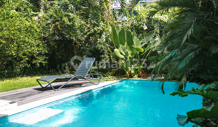 This beautiful two-story villa is only 500 meters from the white sandy beach of Jimbaran Bay. ️It features an elegant design, comfort, complete with a private swimming pool, a lush green garden, and a spacious living room - perfect for enjoying the relaxed Balinese lifestyle. This beautiful two-story villa is only 500 meters from the white sandy beach of Jimbaran Bay. ️It features an elegant design, comfort, complete with a private swimming pool, a lush green garden, and a spacious living room - perfect for enjoying the relaxed Balinese lifestyle.