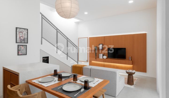 Rumah 2 lantai siap huni desain modern tropikal di cirendeu