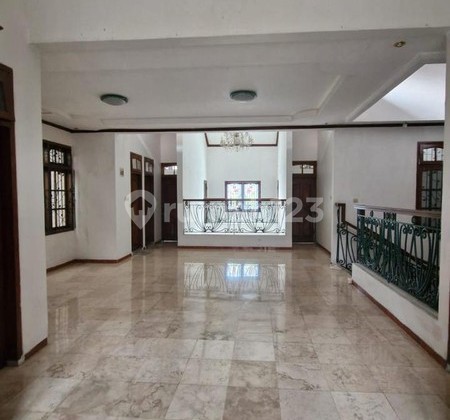 Rumah 2 Lantai Siap Huni Lokasi Strategis di Kebayoran Lama, Jakarta Selatan