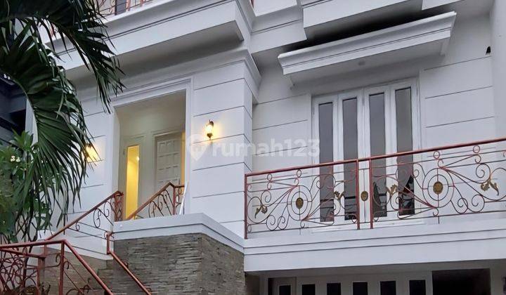 Rumah Modern Klasik di Cilandak Dijual  1