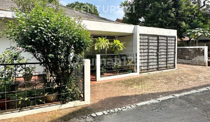 Rumah Lama 1 Lantai Terawat - Lingkungan Tenang di Kebayoran Lama