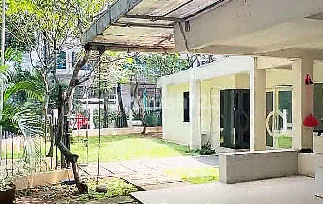 Rumah Hook Halaman Luas di Kebayoran Baru 1