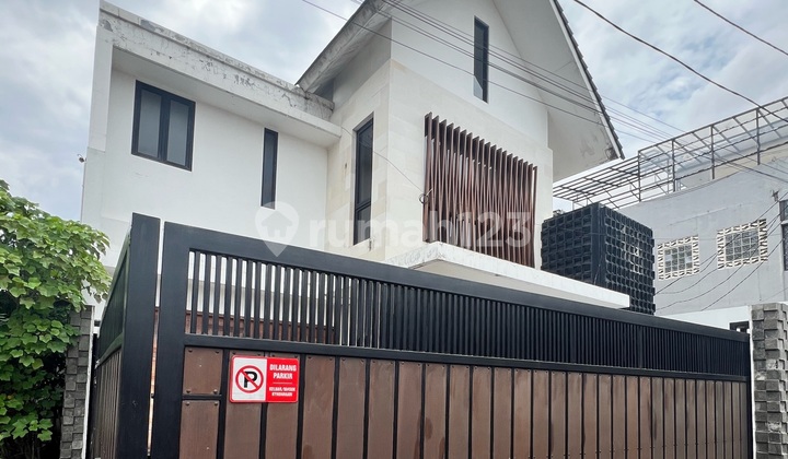 Rumah 2.5 Lantai Aura Tropical Minimalis Dekat Cipete Raya