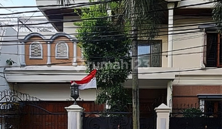 Rumah Klasik 2 Lantai Lingkungan Tenang Di Kemang Timur 