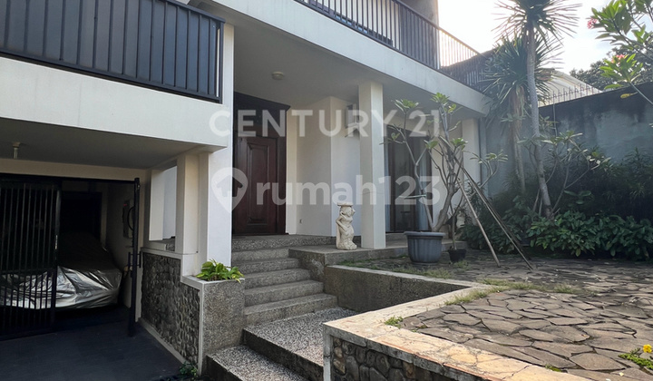 Rumah 2 Lantai Modern Klasik Dan Nyaman Semi Furnished Di Kemang 