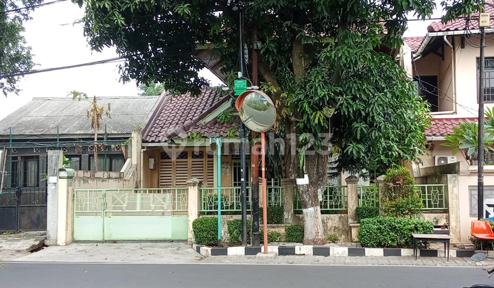2-story house, strategic location in Pesanggrahan