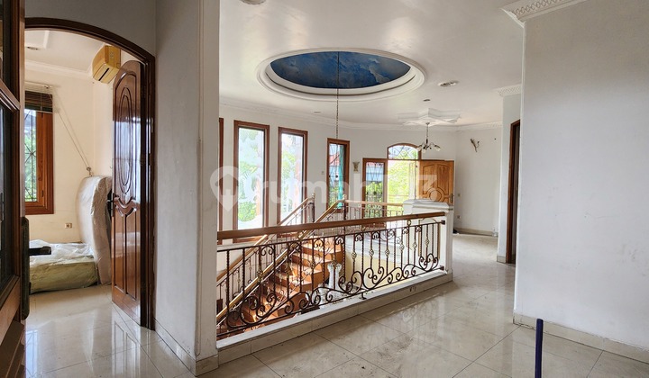 Rumah Hoek Puri Indah. Lt 330 M2. Depan Taman. 2.lantai. Jalan Lebar. 