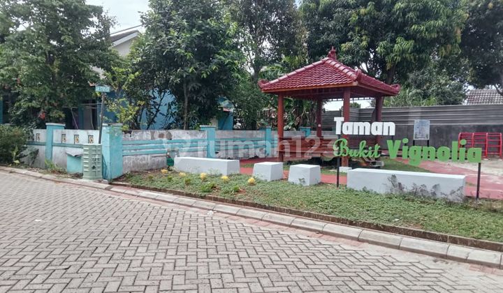 For sale, ready-to-occupy house in Citra Indah City next to public facility park Cluster. 2