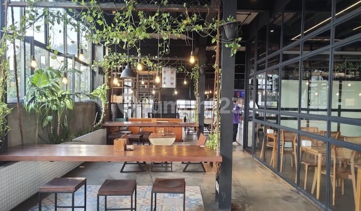 Commercial Building 2.5 Floors, Area 700 M2, Strategic Location in Tebet, South Jakarta.