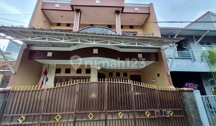 2-Story House 3+1 BR, Strategic Location in Tebet Barat, South Jakarta