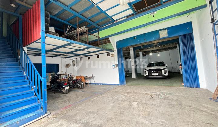 Gudang Bangunan 3 Lantai di Cijantung Jakarta Timur