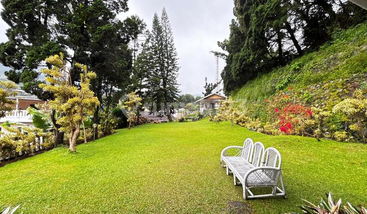 Villa Sejuk dengan Hamparan Rumput Luas di Cisarua Puncak Bogor