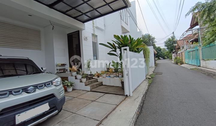 Rumah Nyaman Fungsional Dekat Tebet Eco Park di Jakarta Selatan