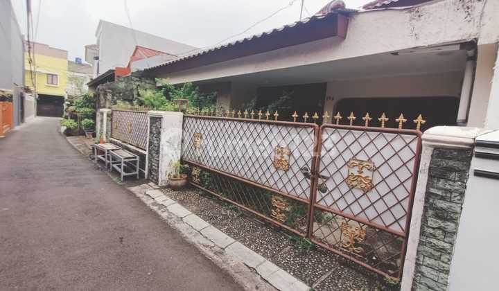 DIJUAL RUMAH LAMA SIAP HUNI DEKAT ECOPARK PARKIR 2 MOBIL TEBET TIMUR
