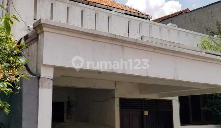 Old House, 2-Car Road Access, Strategic Location, SHM in Menteng Dalam.