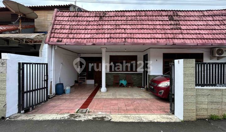 Nice Sturdy Ready-to-Occupy House with 3-Car Carport in Tebet, South Jakarta, Land Width 11 Meters