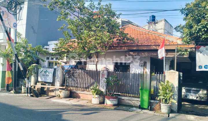 Old House, Land Only, 2-Car Access in Menteng Dalam.