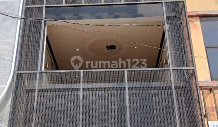 For Rent: Nice 3.5 Floor Shop House by Main Road, 2 Cars Vacant, Tebet For Rent: Nice 3.5 Floor Shop House by Main Road, 2 Cars Vacant, Tebet