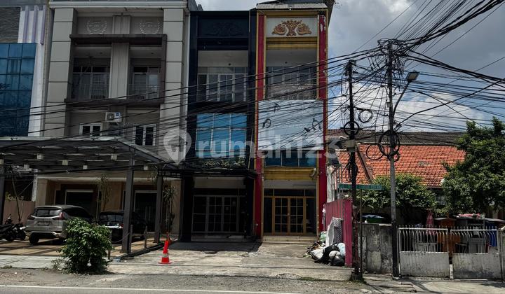 For Rent: 3-Storey Row House in Strategic Location with 3-Car Access, Tebet 2