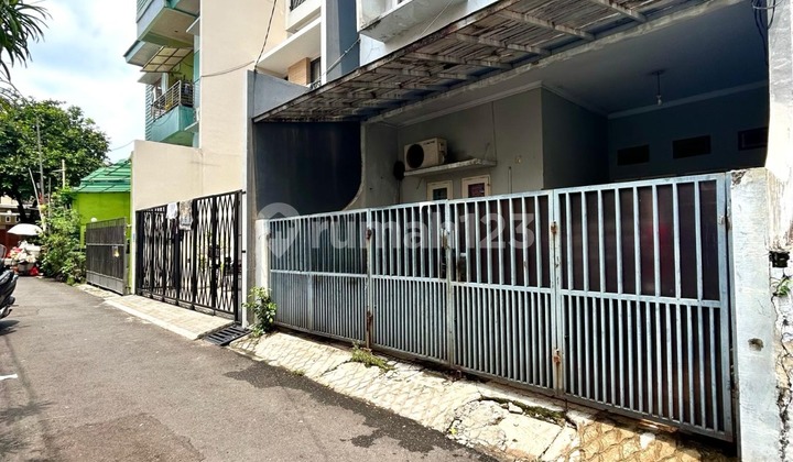 Rumah Bagus  Siap Huni  Akses Jalan 1 Mobil  SHM Tebet, Jakarta Selatan
