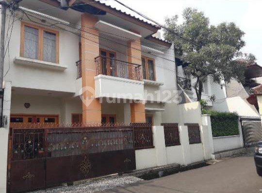 Disewakan Rumah Bagus Siap Huni 2Lantai Akses 2Mbl Tebet