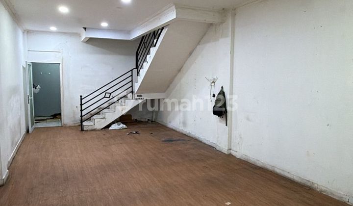 For Rent: 3.5-Story Shop House with 3-Car Road Access, Strategic Location in Tebet. 2