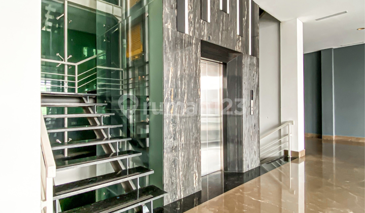 Price Drop! 4-Story Ex-Showroom Building in a Strategic Location Price Drop! 4-Story Ex-Showroom Building in a Strategic Location